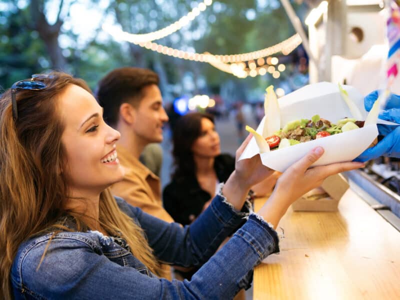 aufnahme-einer-gruppe-attraktiver-junger-freunde-die-verschiedene-arten-von-fast-food-auf-dem-essensmarkt-auf-der-strasse-auswaehlen-und-kaufen aufnahme-einer-gruppe-attraktiver-junger-freunde-die-verschiedene-arten-von-fast-food-auf-dem-essensmarkt-auf-der-strasse-auswaehlen-und-kaufen