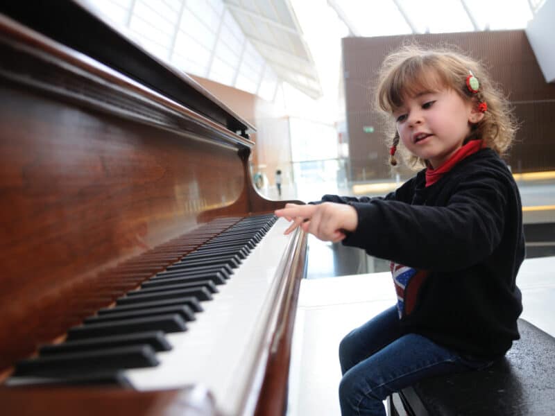 entzueckendes-kleines-maedchen-das-spass-hat-das-klavier-zu-spielen entzueckendes-kleines-maedchen-das-spass-hat-das-klavier-zu-spielen